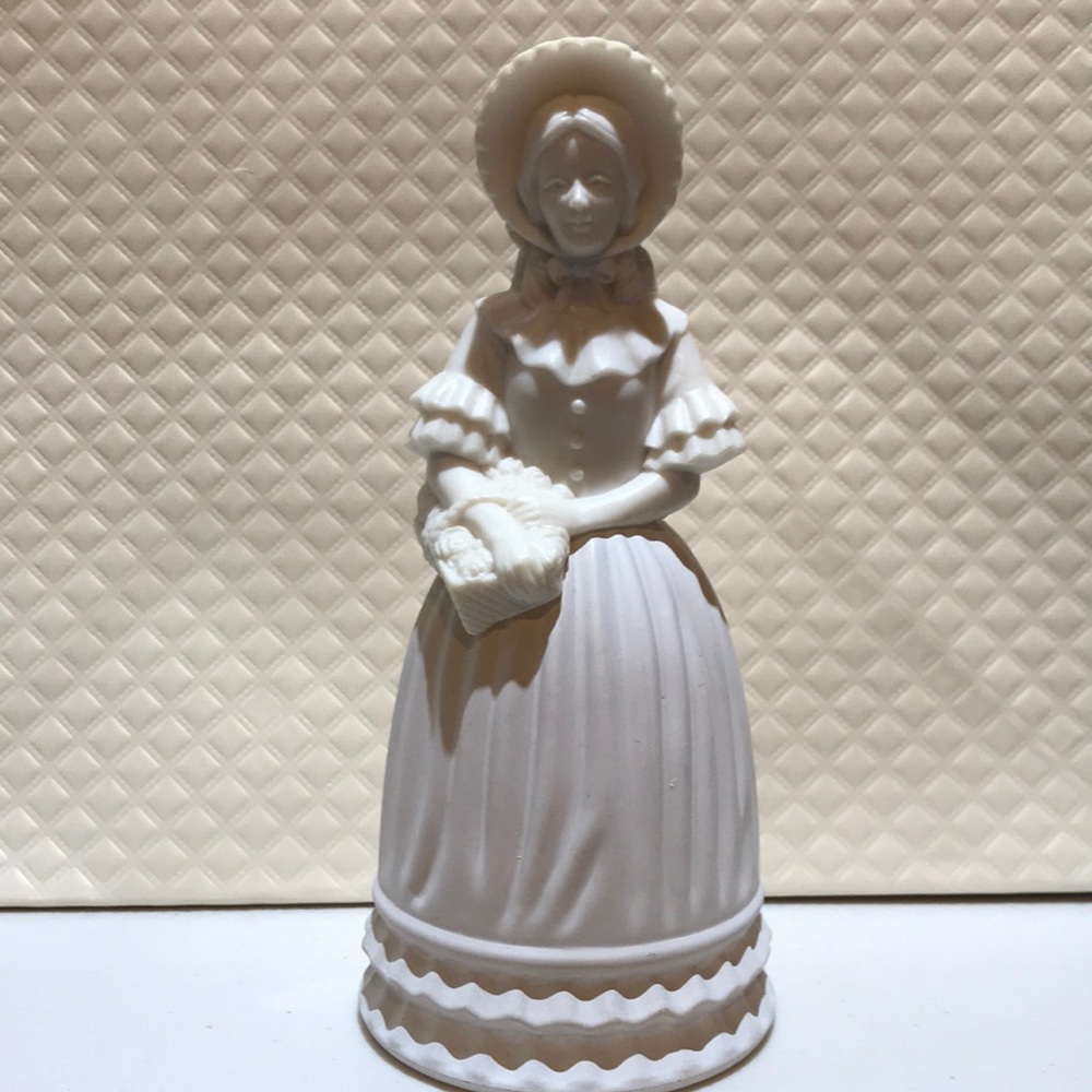 NEW Vintage Avon Fashion Figurine Victorian Field Flowers Full - Picture 1 of 4